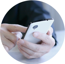 スマホを操作するイメージ